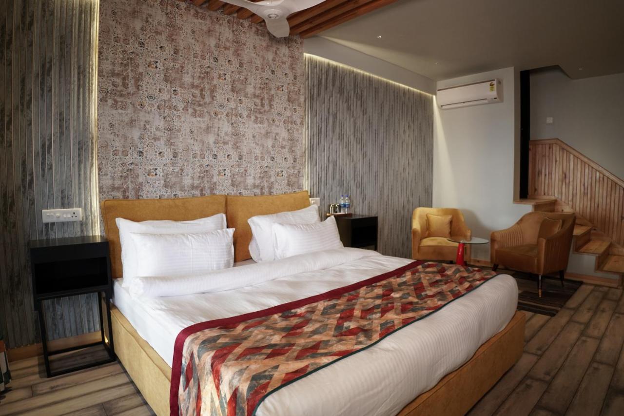 Whispering Pines Villa Bhīm Tāl Kültér fotó