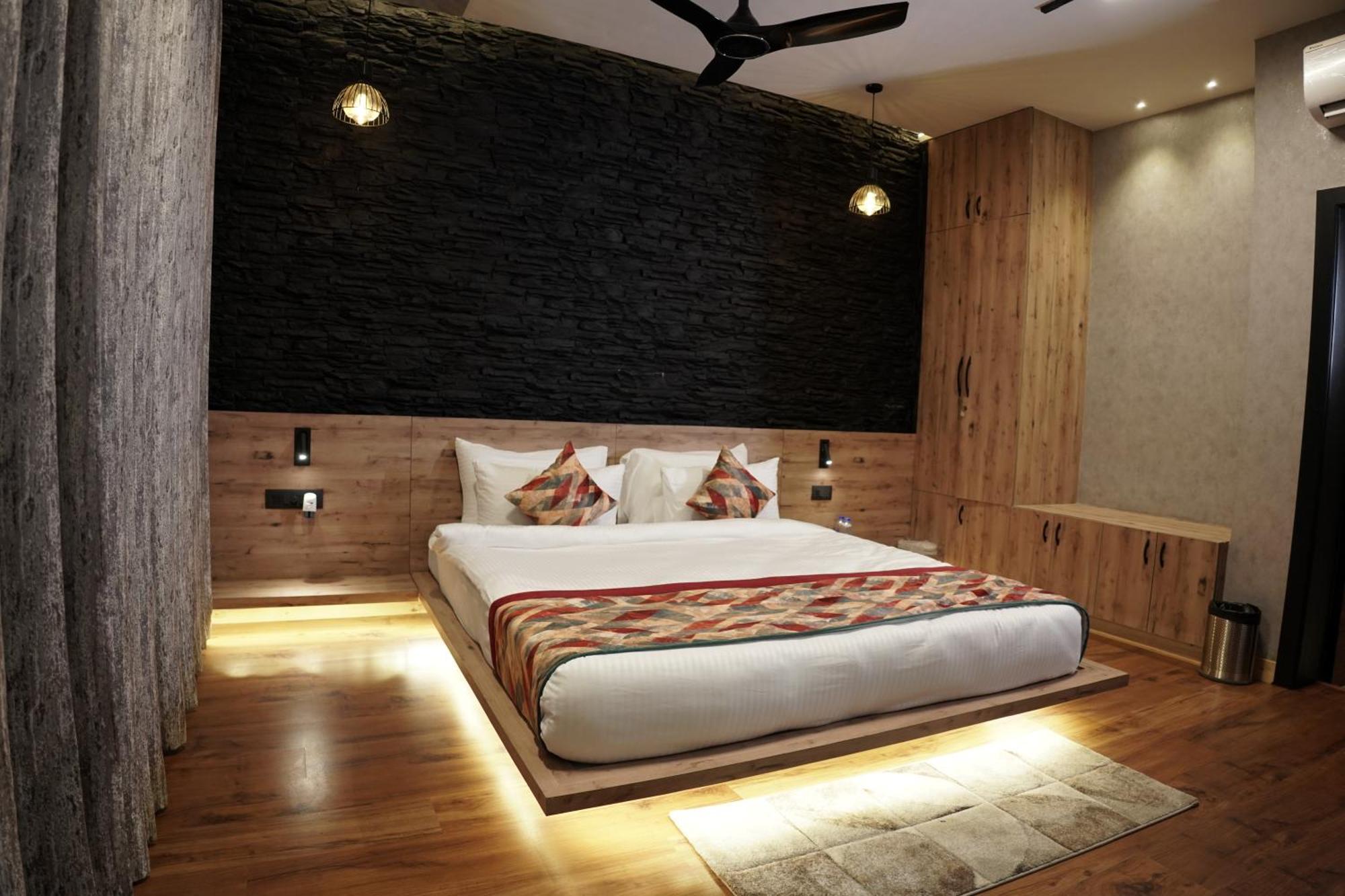 Whispering Pines Villa Bhīm Tāl Kültér fotó